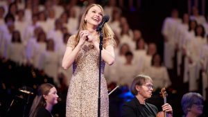 Mormon Tabernacle Choir Celebrates Christmas Broadway-style