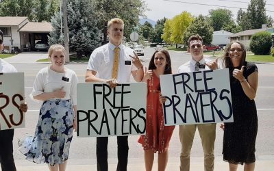 LOOK: Missionaries in Utah Hold Free Prayers Sign to Offer Comfort and Relief