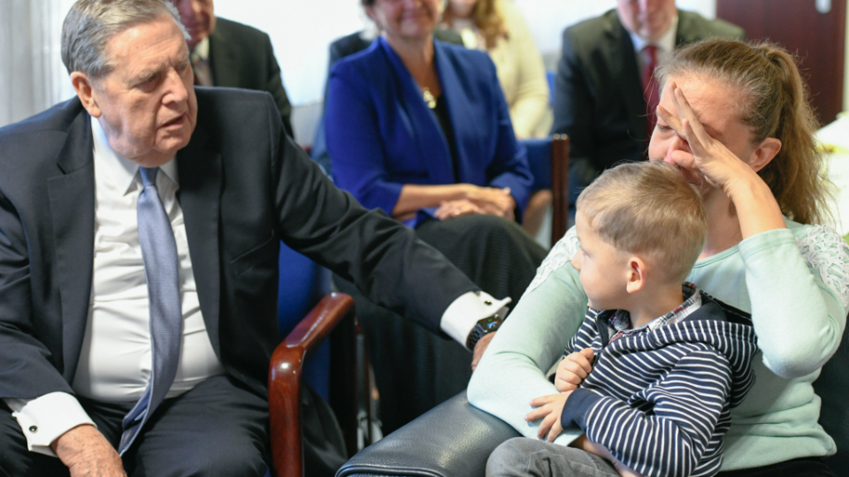 Elder Holland ministers to Ukrainian refugees in Germany