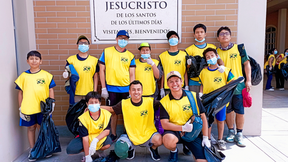 Christian youth lead community cleanup in Peru